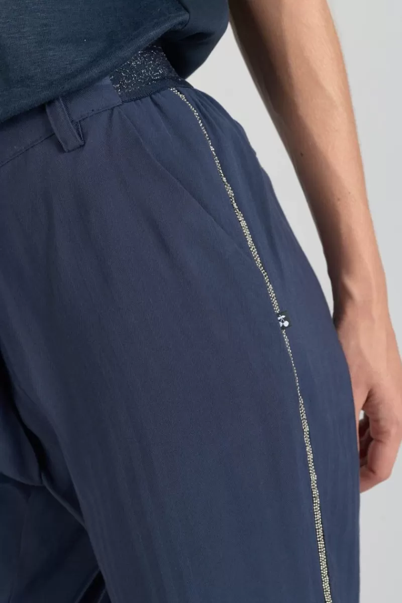 pantalon_reydel_bleu_marine_a_fermeture_asymetrique_3.webp Le Temps des Cerises Pantalons & Chinos-Pantalon Reydel Bleu Marine A Fermeture Asymetrique Midnight