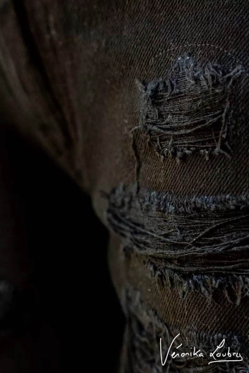 short_court_veronika_en_jeans_noir_destroy_by_veronika_loubry_6.webp Le Temps des Cerises Jupes & Shorts-Short Court Veronika En Jeans Noir Destroy By Veronika Loubry Black