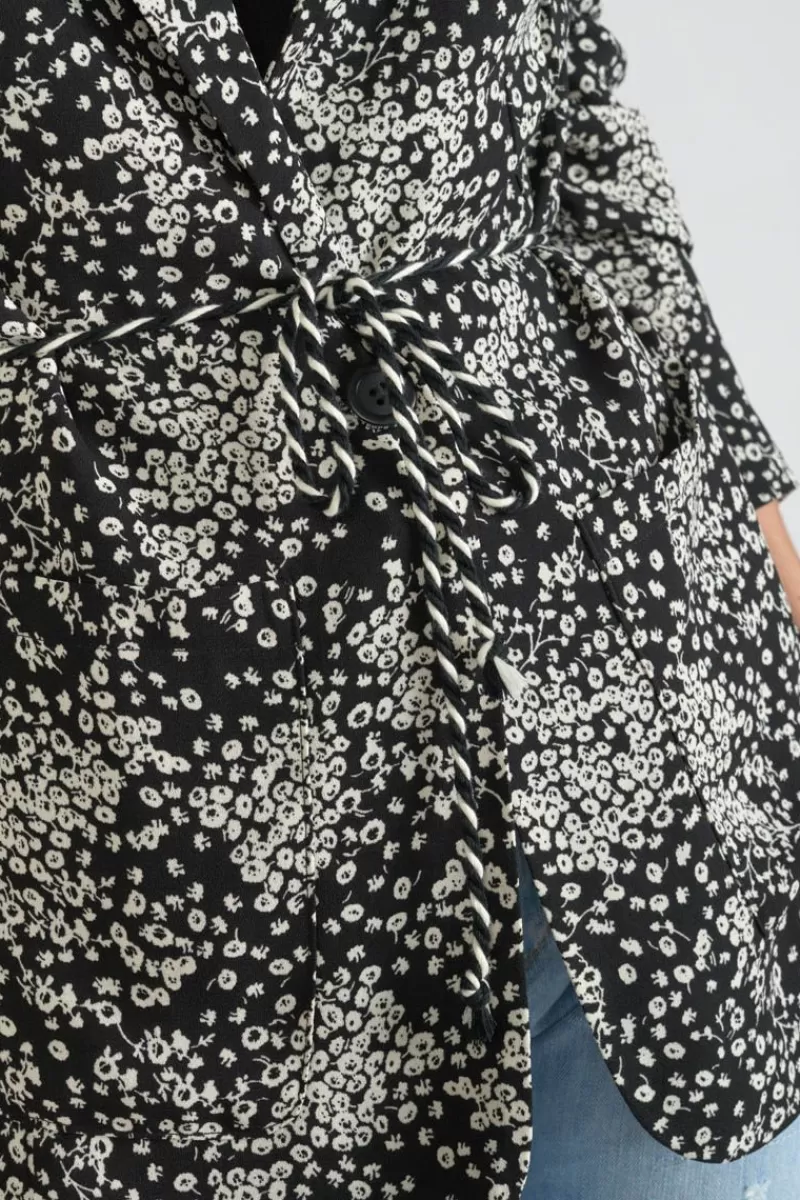 veste_blazer_urielle_a_motif_fleuri_noir_et_blanc_3.webp Le Temps des Cerises Vestes & Blousons-Veste Blazer Urielle A Motif Fleuri Noir Et Blanc Black Flower